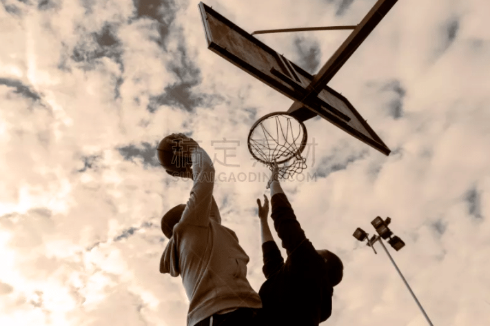 北京市大学生棒垒球联赛揭幕 竞技游戏斗智三合一